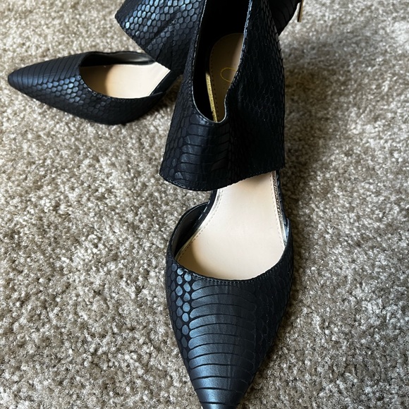 Size 8 Jessica Simpson heels. Work maybe once. - Picture 2 of 3